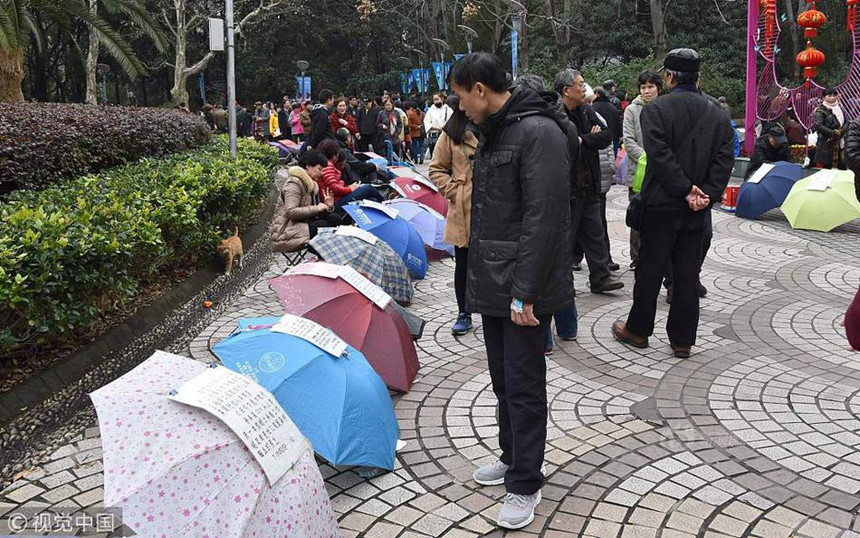 Cha mẹ TQ mang ô đến công viên xem mặt tìm bạn đời cho con